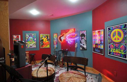 Redbud Keep - Unique Features, Movie Set Decor, Grill, Wifi, Family Friendly, Hiking, Billiard Table, Movie Theater Room, Fireplace, Golfing, View, 2 King Beds - Foto 77