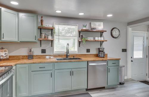 Fish, Hike and Golf Leisurely Navarre Home with Yard! - Foto 10