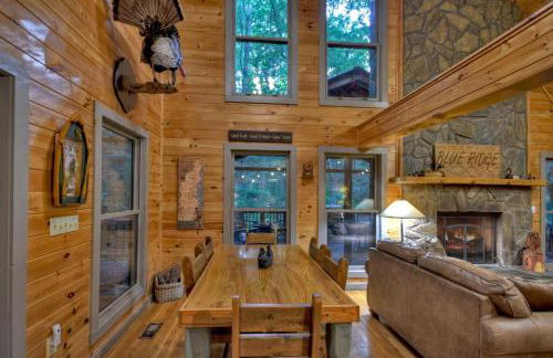 K6 Lodge Gather around the firepit soak in the hot tub and splash in the creek - Foto 14