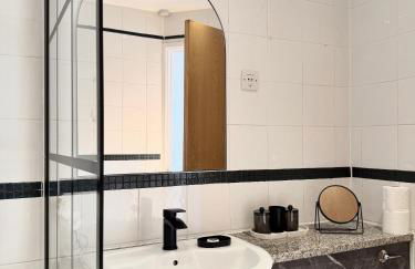 Lux 2-Bed City Centre Apartment Sleeps 6 Free Parking Balcony Near Leeds Station & Millennium Square view - Foto 29