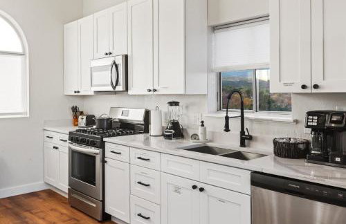 Heated Pool and Jacuzzi, Scenic Mountain View, Lux and Cozy, - Foto 15