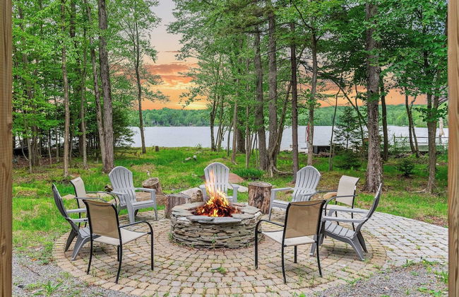 Tavern at the Woods by Avantstay Lakefront Views, Hot Tub, Firepit, Game Room - Foto 1