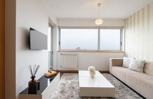 Modern Flat with Balcony & Garage by HostWise - Foto 12