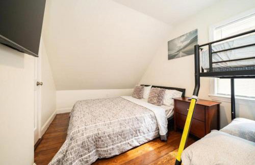 988 - 2 4BR Boston Cozy Getaway near Geneva Cliffs - Foto 29