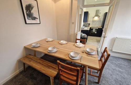 5 Bedroom semi detached home with off road parking - Photo 4