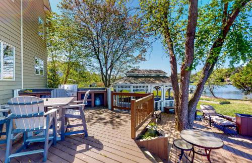 Deck and Private Dock! Winchester Creek Estate - Foto 32