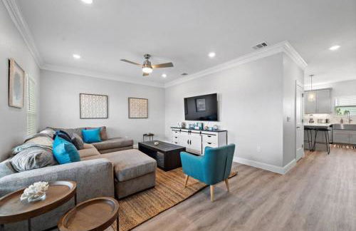 Modern Beach House with Fire Pit and Swimming Pool - Foto 1