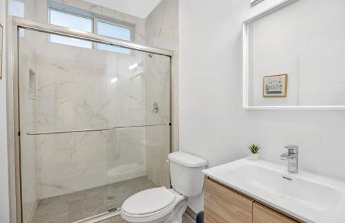 Up to 12 Guests! Modern villa near Wynwood - Photo 12