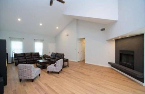 2 Large Bedrooms Open Living Peaceful - Photo 12