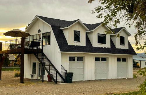 Home with Farmstyle Loft and Views, Mins to Dtwn - Foto 1