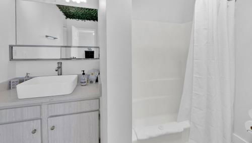 240 Queen Bed, 3 Pools, 80in TV - Photo 4