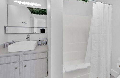 240 Queen Bed, 3 Pools, 80in TV - Foto 4