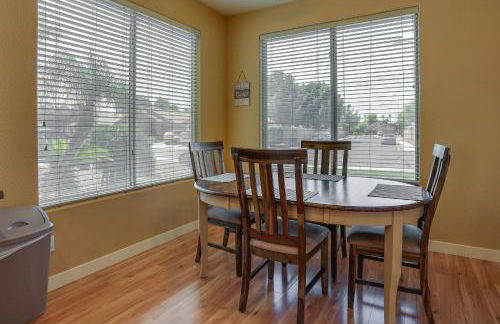 Fenced Backyard and Fire Pit Bright Peoria Home! - Foto 11