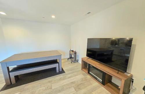 Lakefront Retreat • Private Yard + Fireplace - Foto 4