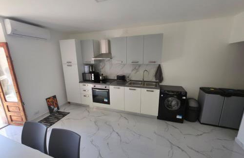 Modern Hillside Retreat with Panoramic Views - Foto 35