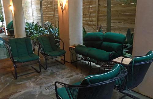 Elegant French Patio Home with Private Pool - Foto 40