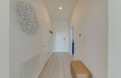 580 - Stunning Renovated Home with Large East Facing Pool Deck Overlooking Preservation Area and Games Room - Foto 43