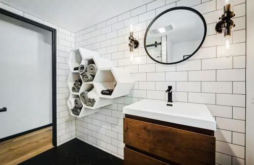 Haven at Cedar Haus Luxury 1BR Escape w Hot Tub EV Charger Gourmet Kitchen Fully Fenced Yard Dogs OK - Foto 41