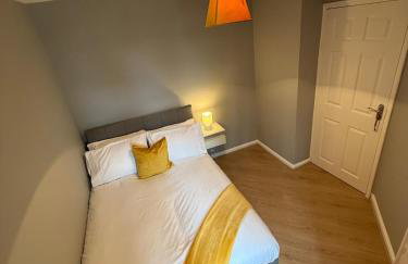 3 Bedroom Apartment with Balcony in London, Free Parking - Photo 15