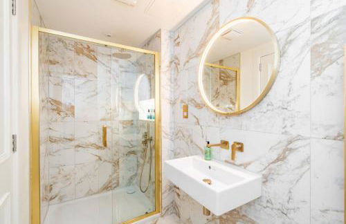 Dragon Suites Luxury Apartments at Rutland Square - Photo 11