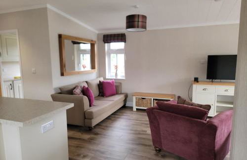 Luxury 2-Bed Lodge in Routh Sleeps 4 with Hot Tub - Foto 19