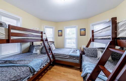 233-1 4BR Boston - Cozy Apt near MBTA Station - Photo 16