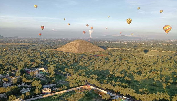 Alcune mongolfiere mentre sorvolano la piramide