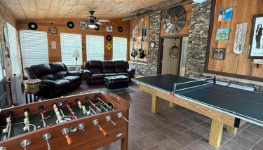 Unique Mountaintop Cabin on small farm with WiFi and outdoor pavilion - Foto 3