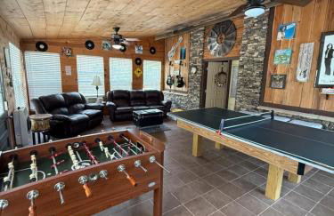 Unique Mountaintop Cabin on small farm with WiFi and outdoor pavilion - Foto 3