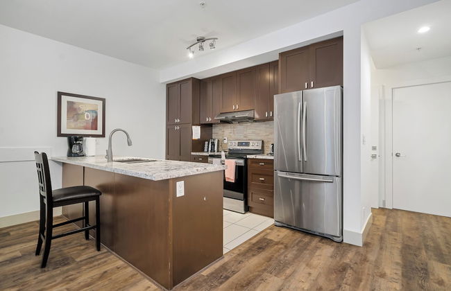 Elevated Escapes 2BR Suite Overlooking Lake - Foto 10