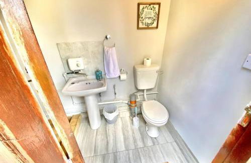 EasyRest - Spacious Detached House - 10 Beds - 5 Bedrooms - 4 Bathrooms - Secure Parking 5 Vehicles - Excellent Road Links - Perfect for Contractors & Large Groups - Foto 20