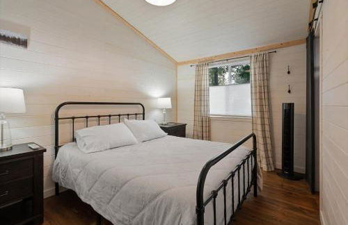 Hidden Gem Cabin in Hungry Horse, Firepit, Close to Glacier - Photo 10