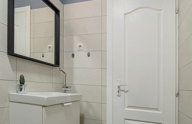 Chic Black White 2BR Retreat on Dambovitei - Foto 9