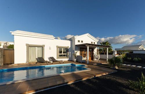 Villa Mo Luxury Heated Pool - Photo 19