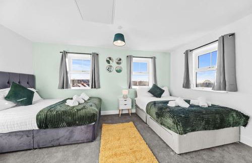 Opulent 2BR 2BA House with FREE Parking - Photo 24