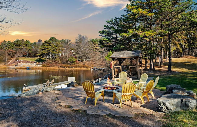 Deer Haven Cabin by Avantstay Waterfront Dock Firepit - Photo 54