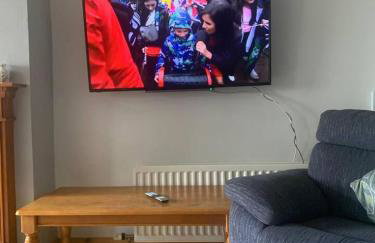 House - Sleeps 4 with Cozy Fireplace - Foto 15