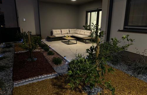 New luxury air-conditioned apartment, with jacuzzi, free parking and gardens - Foto 23