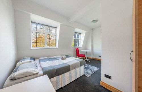 Barnet Serviced Accommodation - Elegant 5-Bedroom Home, Just a 7-Minute Stroll from High Barnet Station - Book Your Stay Today!" - Foto 9