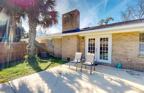 Poolside Bliss! Christian Pass Family Home with Yard - Foto 2