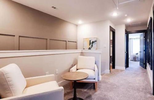 Loop, New Luxurious Large 3BR House, Sleeps 11 with Free Parking - Photo 27