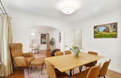 Charming 2BR 2BA Los Angeles Home with Character - Foto 47