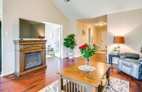 Suburban Home in Magnolia with Fenced Yard - Foto 5