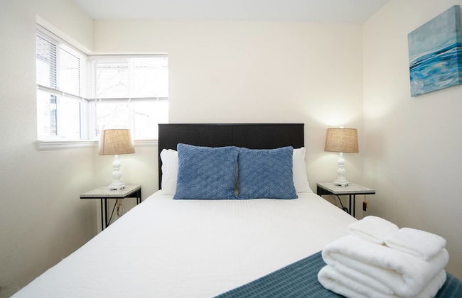 The Meadowlark Manor Spacious Backyard & Hot Tub - Photo 8