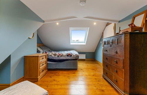 Whimsical Countryside Escape with Sprawling Garden - Foto 28