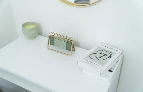 Home Near Etihad, Free Parking, Workplace & Garden - Foto 16