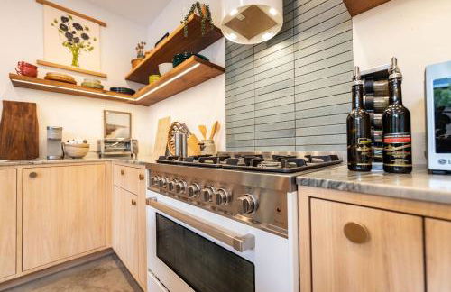 Modern indoor-outdoor living wHot Tub Walk to Beaches & Mountain Trails - Foto 15