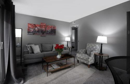 Luxurious 2-Bedroom Abode with Elevated Comforts Near Main Street - Foto 1