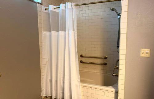 Beachfront Condo - Walk to Beach, Sunrise views - Photo 13