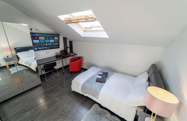 Studio Available Close to Queen Elizabeth Hospital - Photo 2